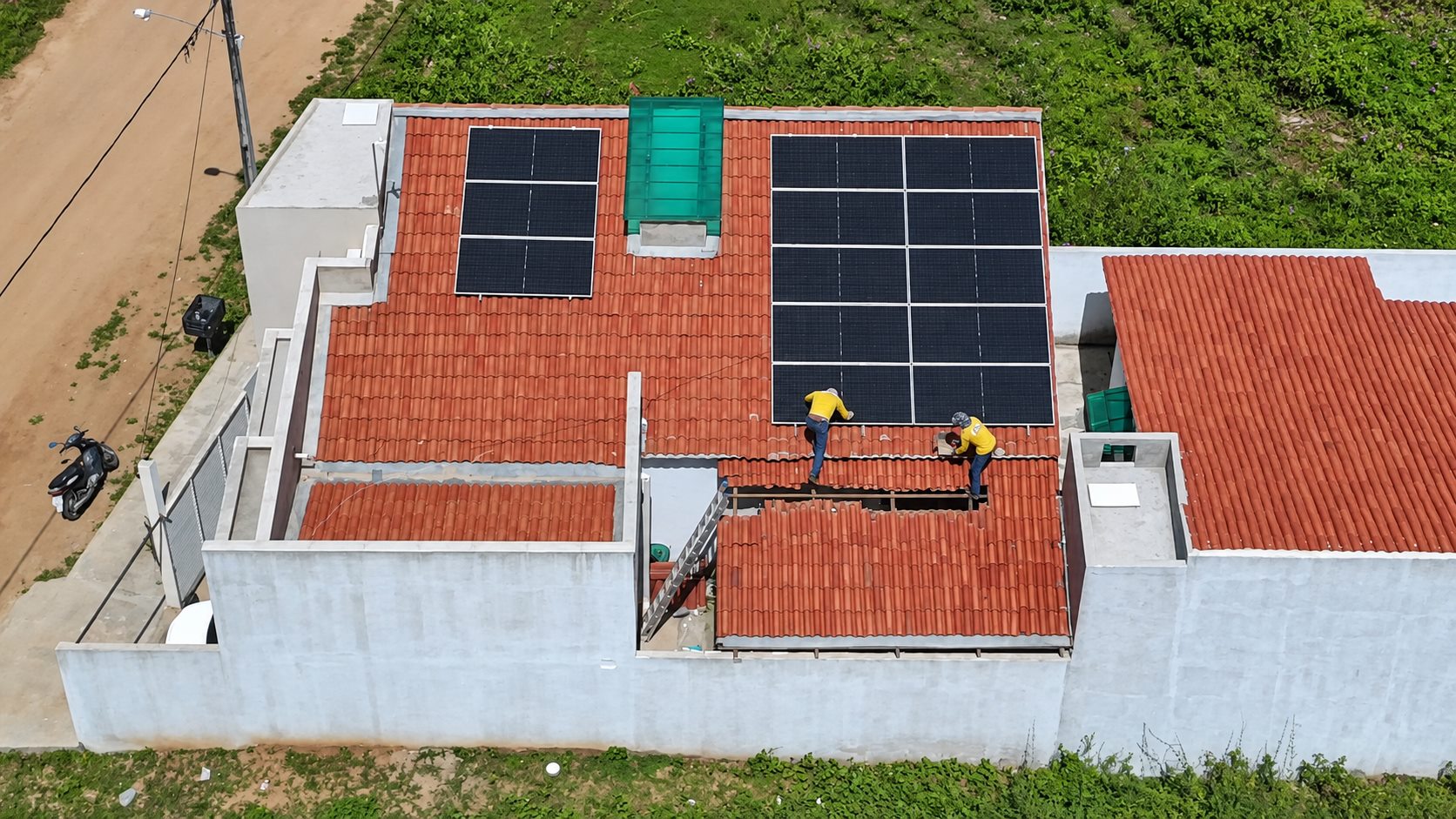 Equipe MonteSol instalando painéis em residência