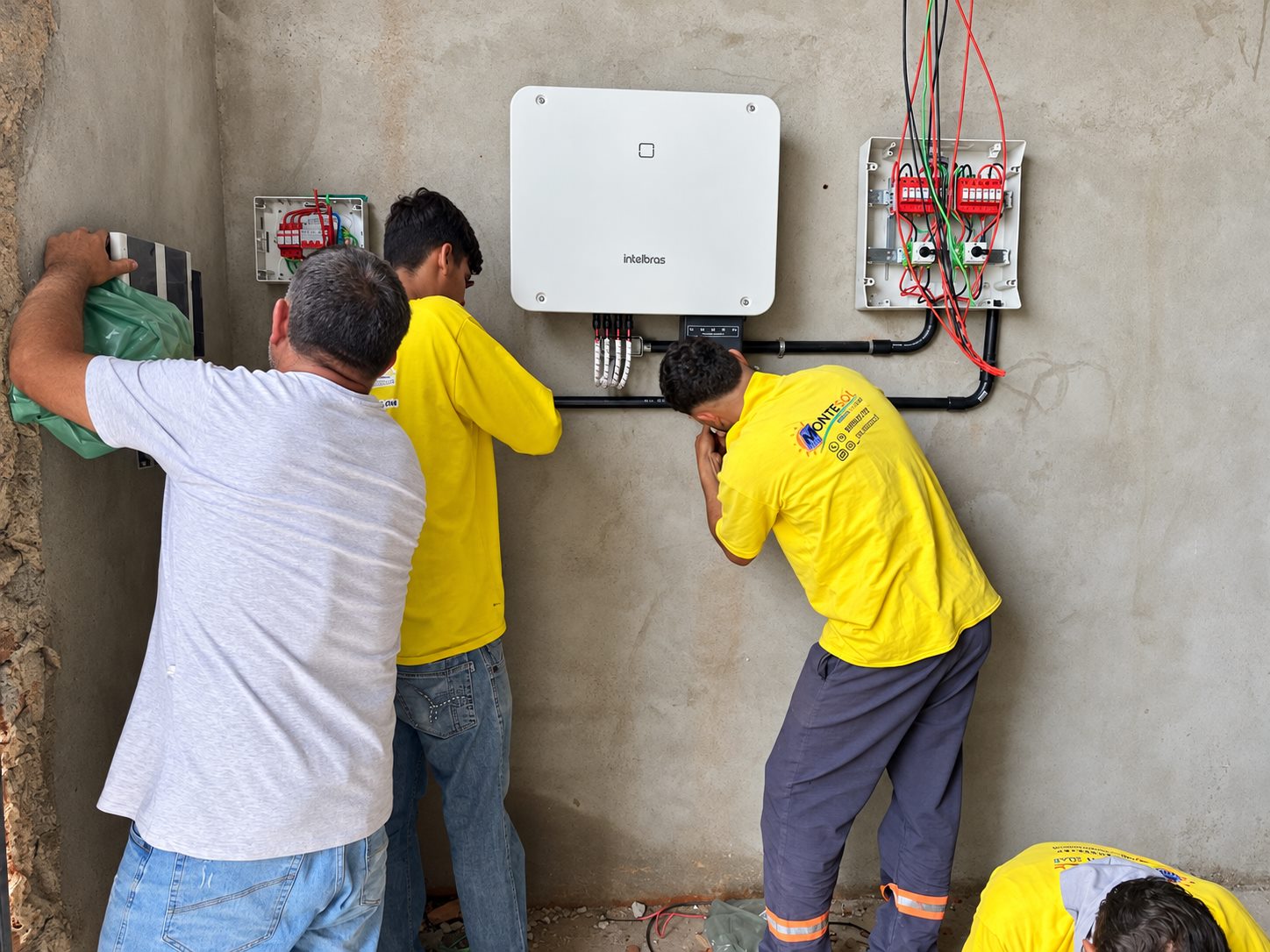 Equipe técnica MonteSol instalando inversor solar