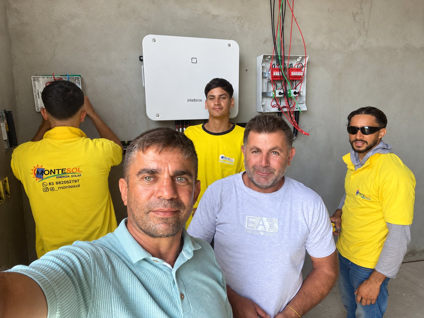 Equipe MonteSol durante instalação de sistema solar